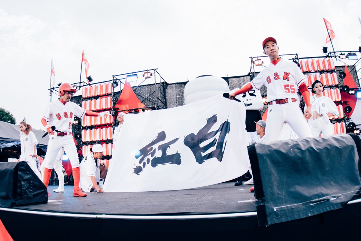 C K 紅白 で彩ったclievy凱旋フリーライブで1万人熱狂 ライブレポート 写真12枚 音楽ナタリー