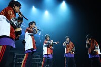 アカペラを披露するサンダードラゴン。