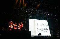 ファイヤーへの要望を本に書き込むサンダードラゴン。