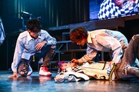 左から颯、ステージに倒れ込むジャン、玲於。