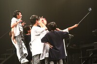 記念撮影をするSUPER★DRAGON。