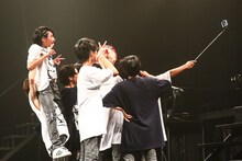 記念撮影をするSUPER★DRAGON。