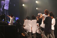 記念撮影をするSUPER★DRAGON。