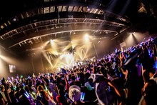 SUPER★DRAGONのライブの様子。