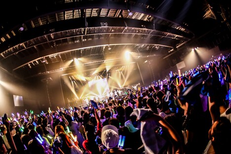 SUPER★DRAGONのライブの様子。