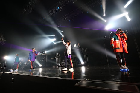 毅、ジャン、壮吾、彪馬、楽による「CHALA-CHALA」のパフォーマンス。