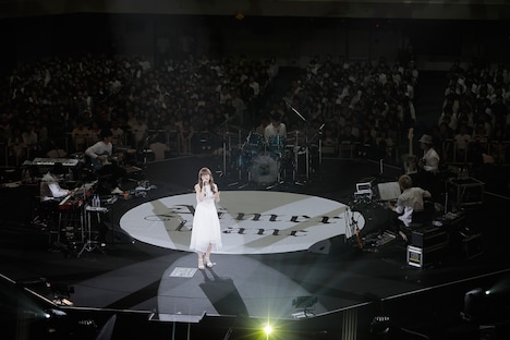 Aimer「Aimer Live in 武道館 “blanc et noir”」の様子。（Photo by Taku Fujii）