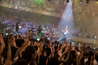 Aimer「Aimer Live in 武道館 “blanc et noir”」アンコール中の様子。（Photo by Taku Fujii）