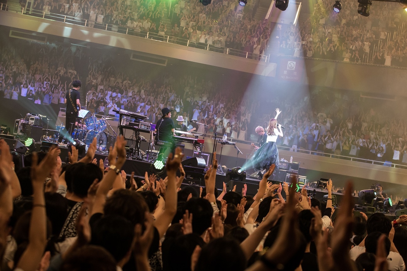 Aimer「Aimer Live in 武道館 “blanc et noir”」アンコール中の様子。（Photo by Taku Fujii）