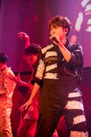 「ライオンライフ」を歌うコーイチ。