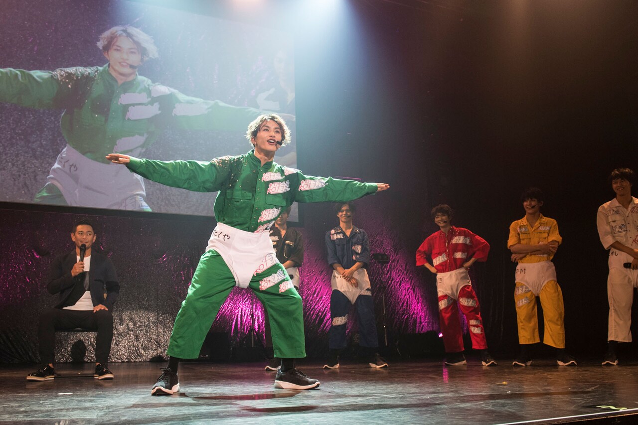 衝撃の白ブリーフでホホホイ！超特急「超フェス」2日目に芸人魂とロック魂注入