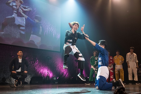 オリジナルのホホホイギャグを披露するコーイチ（中央）。このあとブリーフを脱ぐ。