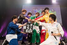 チーム分けを行う白ブリーフ姿の超特急。