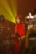 歌川菜穂（Dr）（撮影：福本和洋[MAETTICO]）