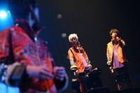 （奥左から）ジャンと毅。