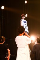 仁王立ちする玲於。