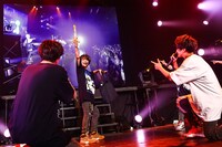 嬉々とした表情でバッグから吊革を取り出す鉄オタの壮吾（中央）。