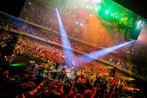 長渕剛「TSUYOSHI NAGABUCHI NEW ALBUM『BLACK TRAIN』ONE NIGHT PREMIUM LIVE AT 日本武道館」の様子。（撮影：西岡浩記）