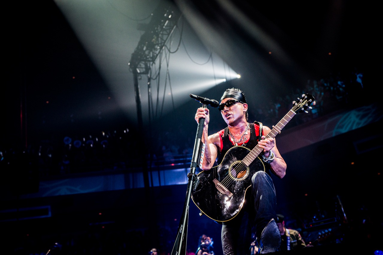 長渕剛「TSUYOSHI NAGABUCHI NEW ALBUM『BLACK TRAIN』ONE NIGHT PREMIUM LIVE AT 日本武道館」の様子。（撮影：西岡浩記）