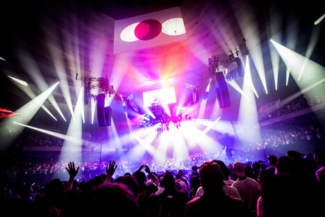 長渕剛「TSUYOSHI NAGABUCHI NEW ALBUM『BLACK TRAIN』ONE NIGHT PREMIUM LIVE AT 日本武道館」の様子。（撮影：西岡浩記）