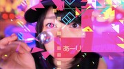佐々木彩夏「AARIN ULTRA REMIX 2017 by DJ KOO」の“VJ VIDEO”のワンシーン。
