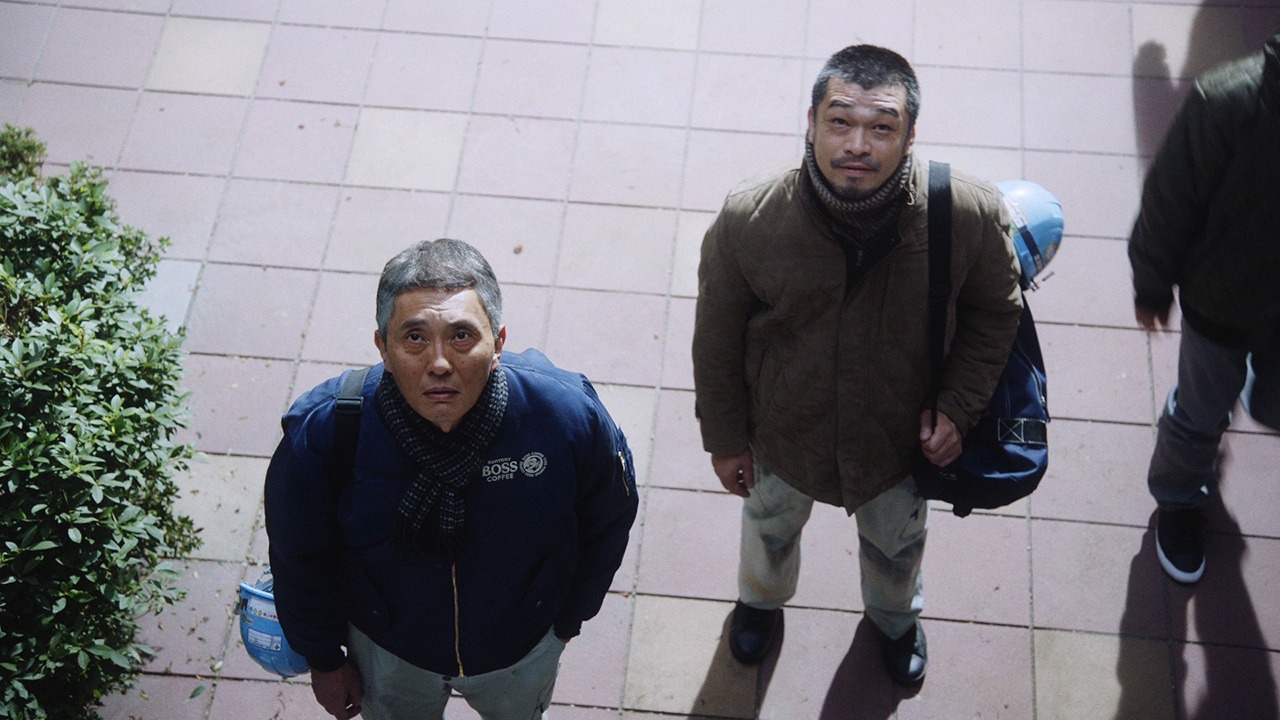 サントリー「プライドオブボス」のテレビCM「ボスジャンの先輩」編のワンシーン。