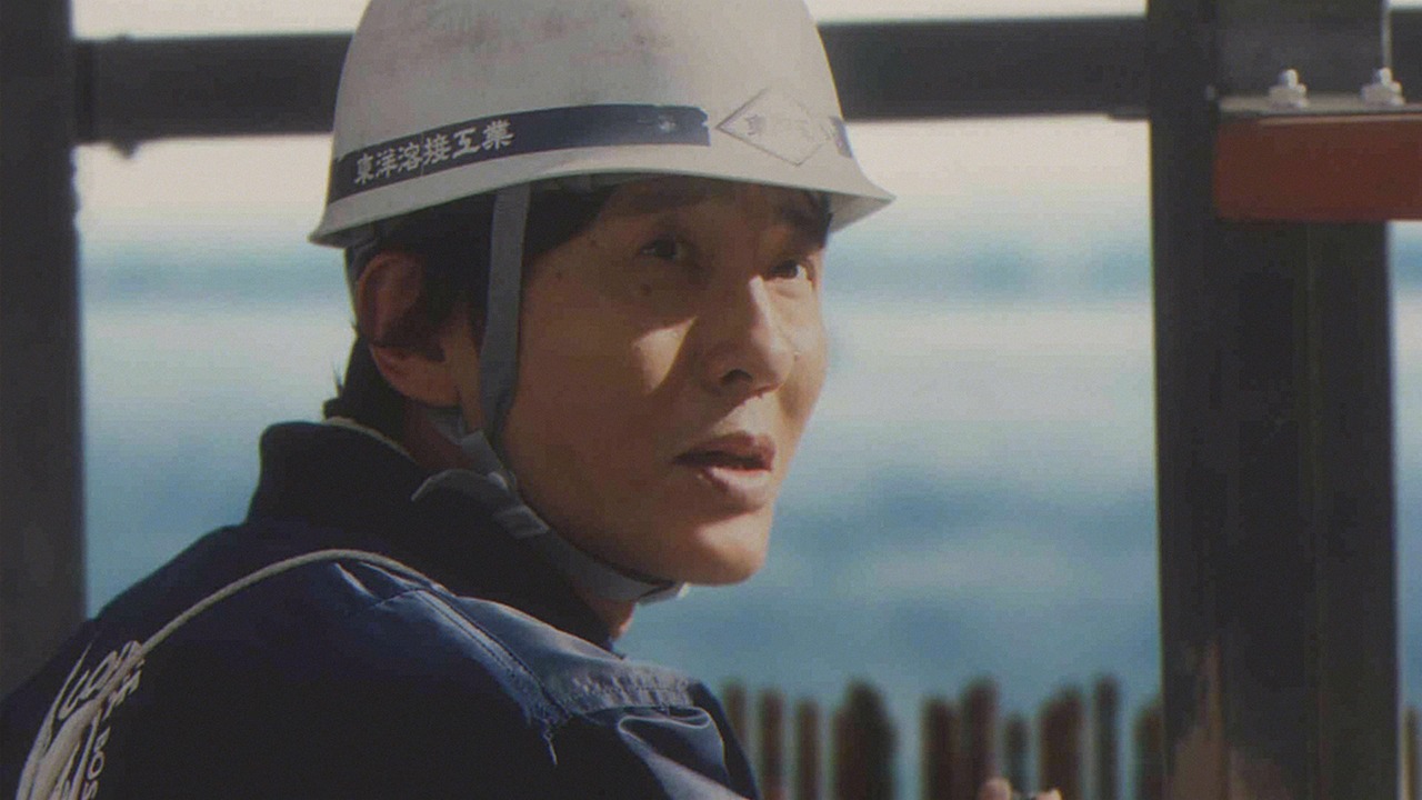 サントリー「プライドオブボス」のテレビCM「ボスジャンの先輩」編のワンシーン。