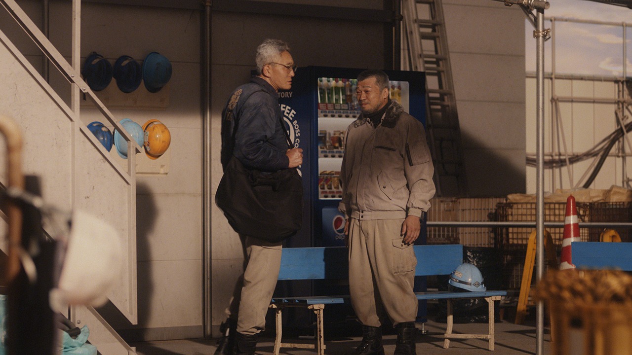 サントリー「プライドオブボス」のテレビCM「ボスジャンの先輩」編のワンシーン。