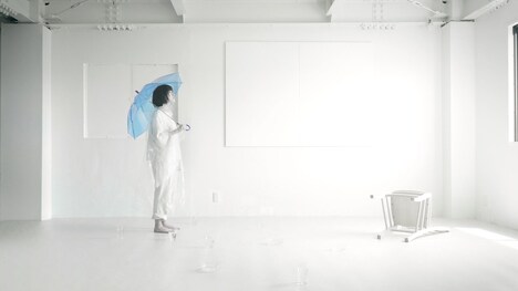 湯木慧「碧に染めてゆくだけ」ミュージックビデオのワンシーン。