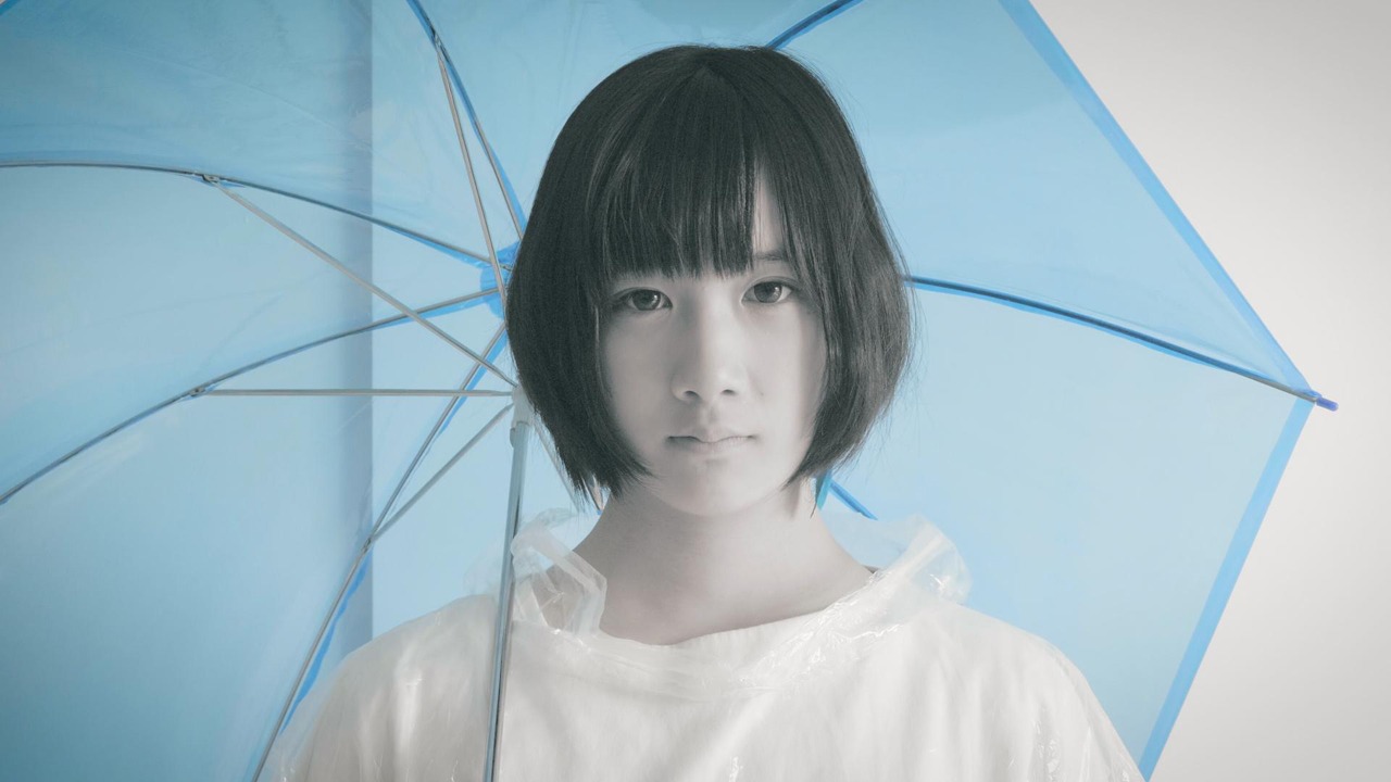 湯木慧「碧に染めてゆくだけ」ミュージックビデオのワンシーン。
