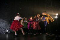 超特急に切り込む安本彩花（左）。