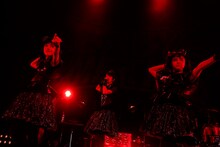 「BABYMETAL 5大キツネ祭り in JAPAN 白キツネ祭り」大阪・Zepp Osaka Bayside公演の様子。（Photo by Taku Fujii）