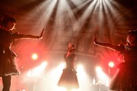 「BABYMETAL 5大キツネ祭り in JAPAN 白キツネ祭り」大阪・Zepp Osaka Bayside公演の様子。（Photo by Taku Fujii）