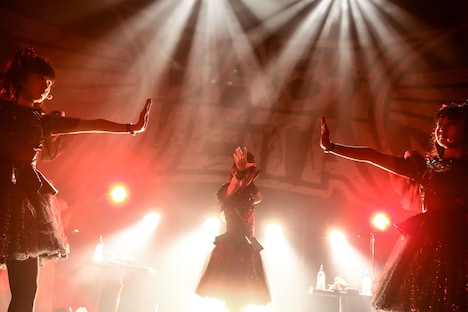 「BABYMETAL 5大キツネ祭り in JAPAN 白キツネ祭り」大阪・Zepp Osaka Bayside公演の様子。（Photo by Taku Fujii）