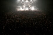 「BABYMETAL 5大キツネ祭り in JAPAN 白キツネ祭り」大阪・Zepp Osaka Bayside公演の様子。（Photo by Taku Fujii）