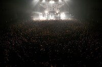 「BABYMETAL 5大キツネ祭り in JAPAN 白キツネ祭り」大阪・Zepp Osaka Bayside公演の様子。（Photo by Taku Fujii）