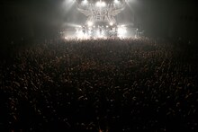 「BABYMETAL 5大キツネ祭り in JAPAN 白キツネ祭り」大阪・Zepp Osaka Bayside公演の様子。（Photo by Taku Fujii）