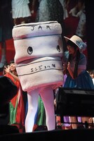 左から「@JAM」のマスコットキャラクター“あっとじゃむ君”、寺嶋由芙。