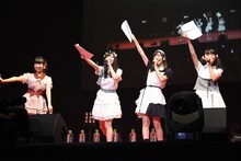 阿部夢梨（SUPER☆GiRLS）、 安藤咲桜（つりビット）、一ノ瀬みか（神宿）からなる「@JAM」のナビゲーターユニット・サクラノユメ。と、イベントの総合司会を務めた古川未鈴（でんぱ組.inc）による開会式の様子。