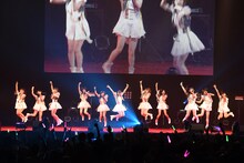 11人の新体制での初パフォーマンスを披露するLinQ