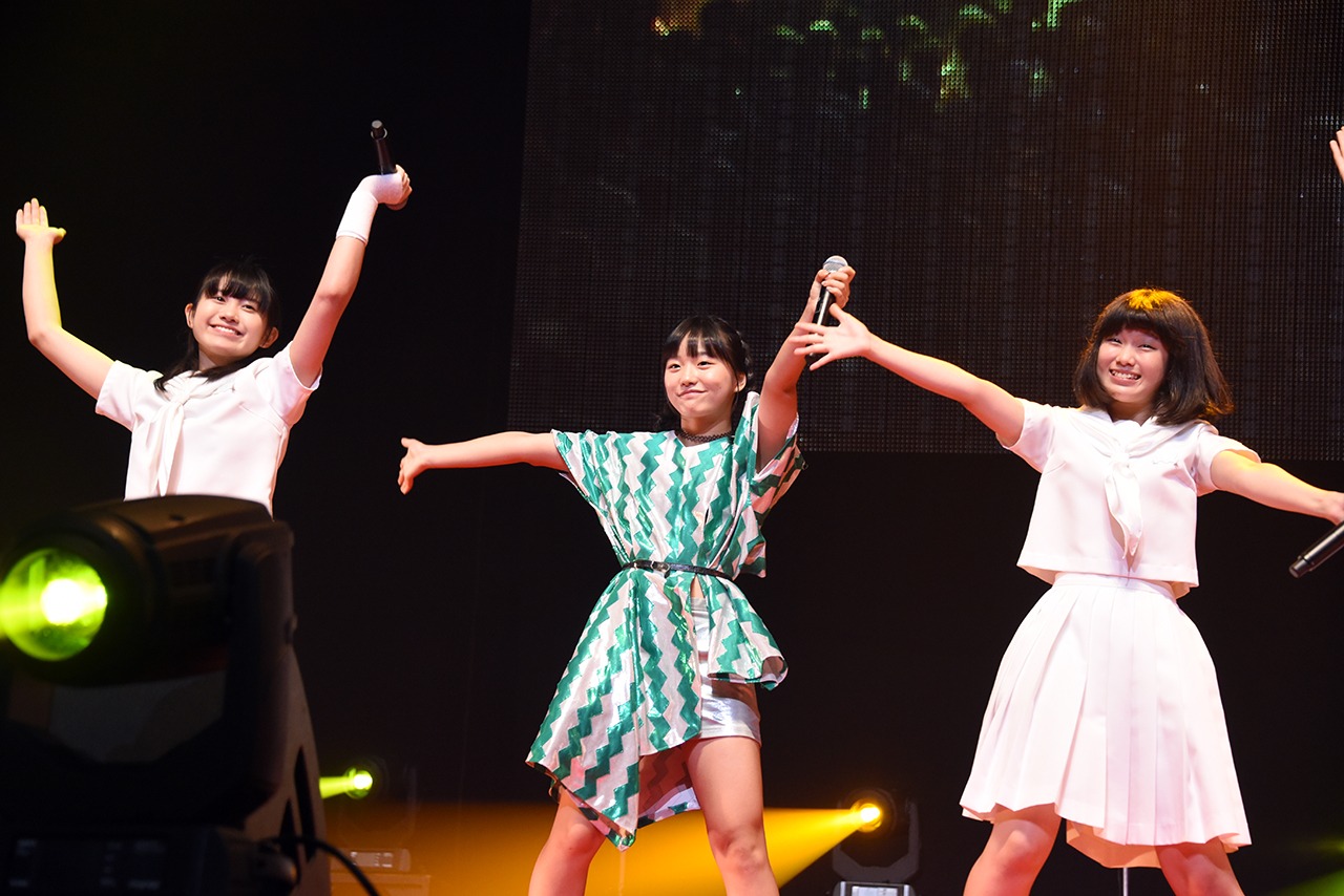 アイドルネッサンスと17歳のアイドルたちによる「17才」コラボの様子。