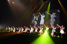 アイドルネッサンスと17歳のアイドルたちによる「17才」コラボの様子。