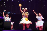 成瀬瑛美（でんぱ組.inc）と“ハイテンション系アイドル”たちによるコラボレーションの様子。
