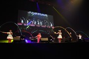 成瀬瑛美（でんぱ組.inc）と“ハイテンション系アイドル”たちによるコラボレーションの様子。