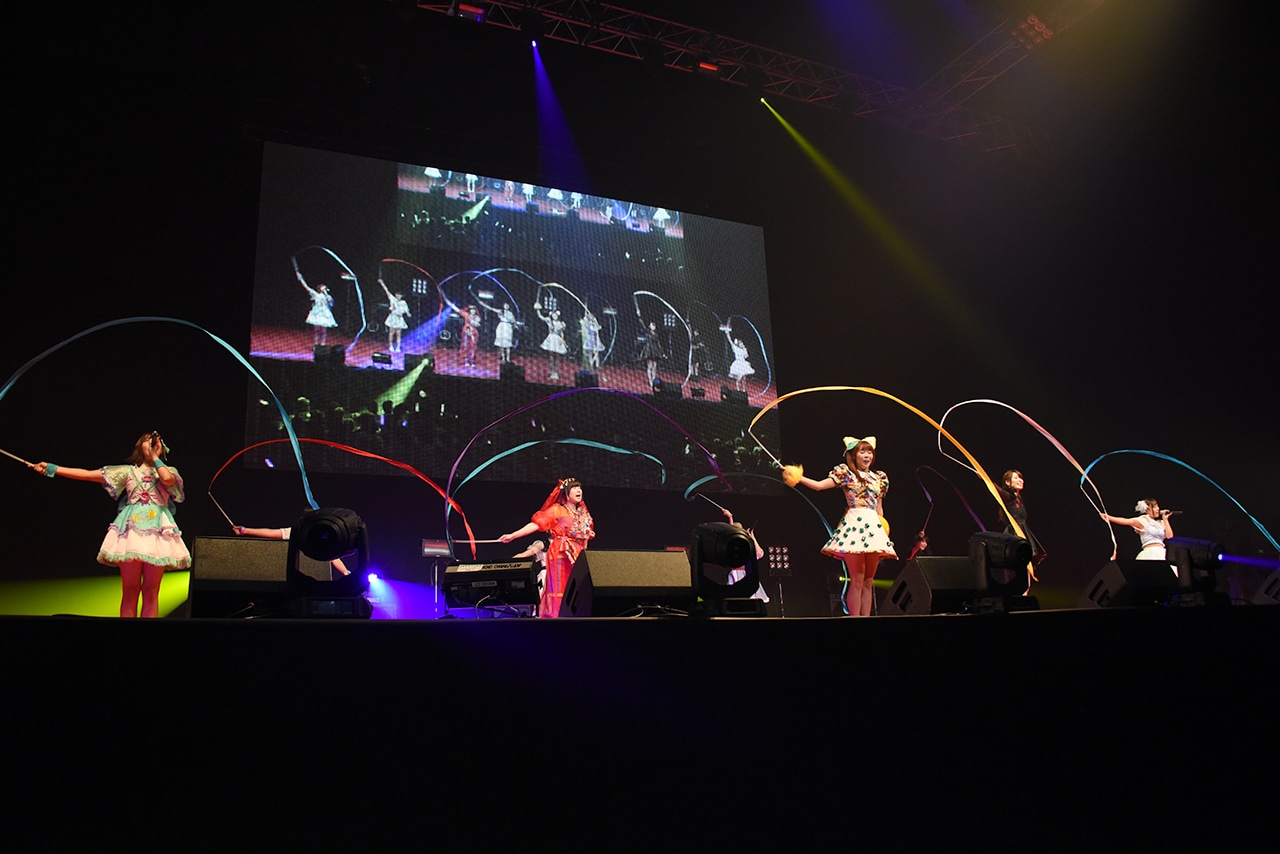 成瀬瑛美（でんぱ組.inc）と“ハイテンション系アイドル”たちによるコラボレーションの様子。