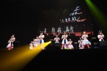 Devil ANTHEM.と26時のマスカレイドによるコラボレーションの様子。