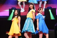 WHY＠DOLLと寺嶋由芙によるコラボレーションの様子。