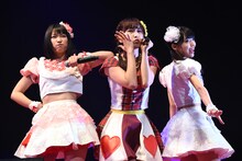 愛乙女☆DOLLとFES☆TIVEによるコラボレーションの様子。