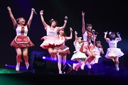 愛乙女☆DOLLとFES☆TIVEによるコラボレーションの様子。