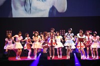 愛乙女☆DOLLとFES☆TIVEによるコラボレーションの様子。